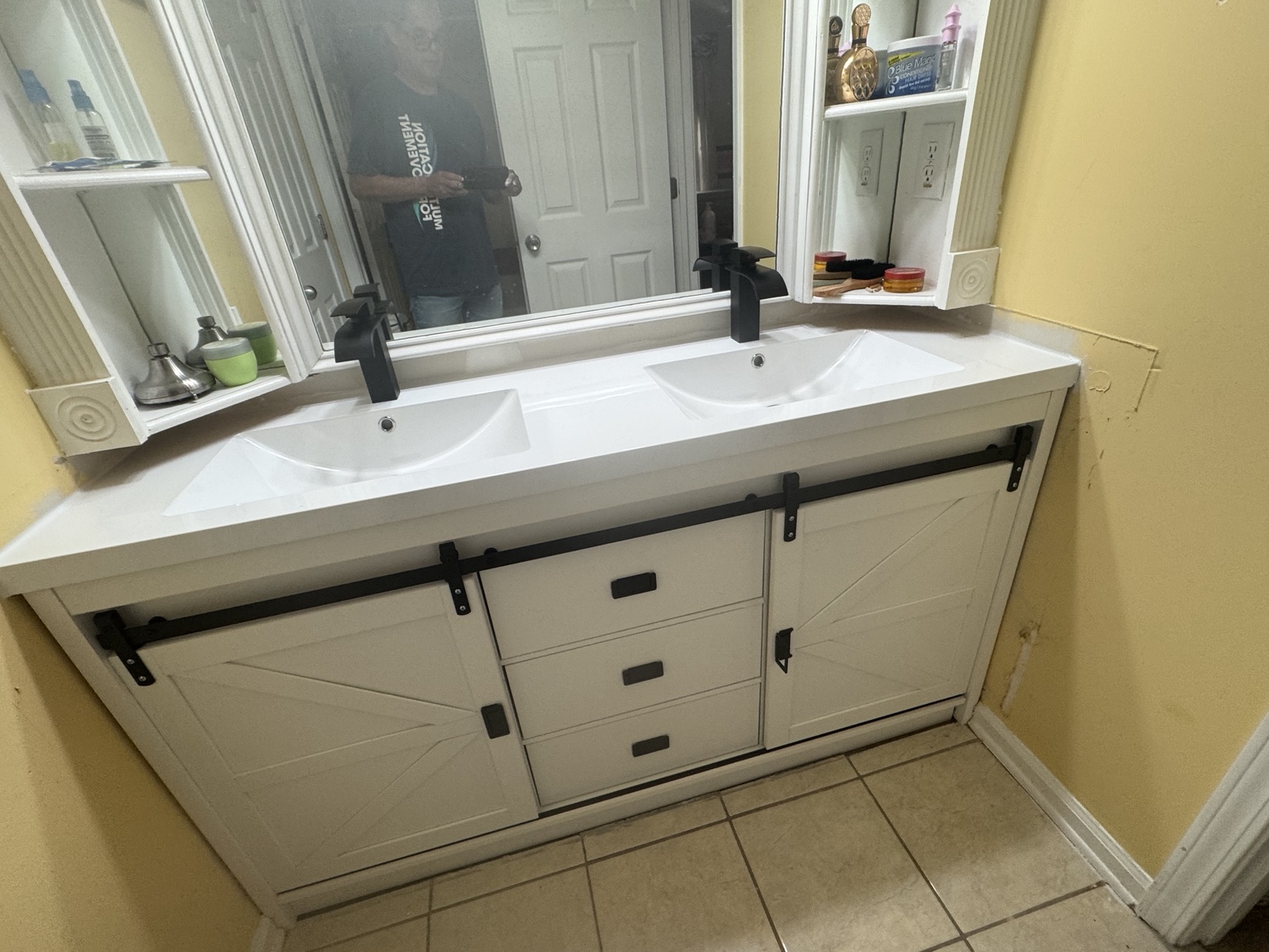 Kitchen plumbing fixture